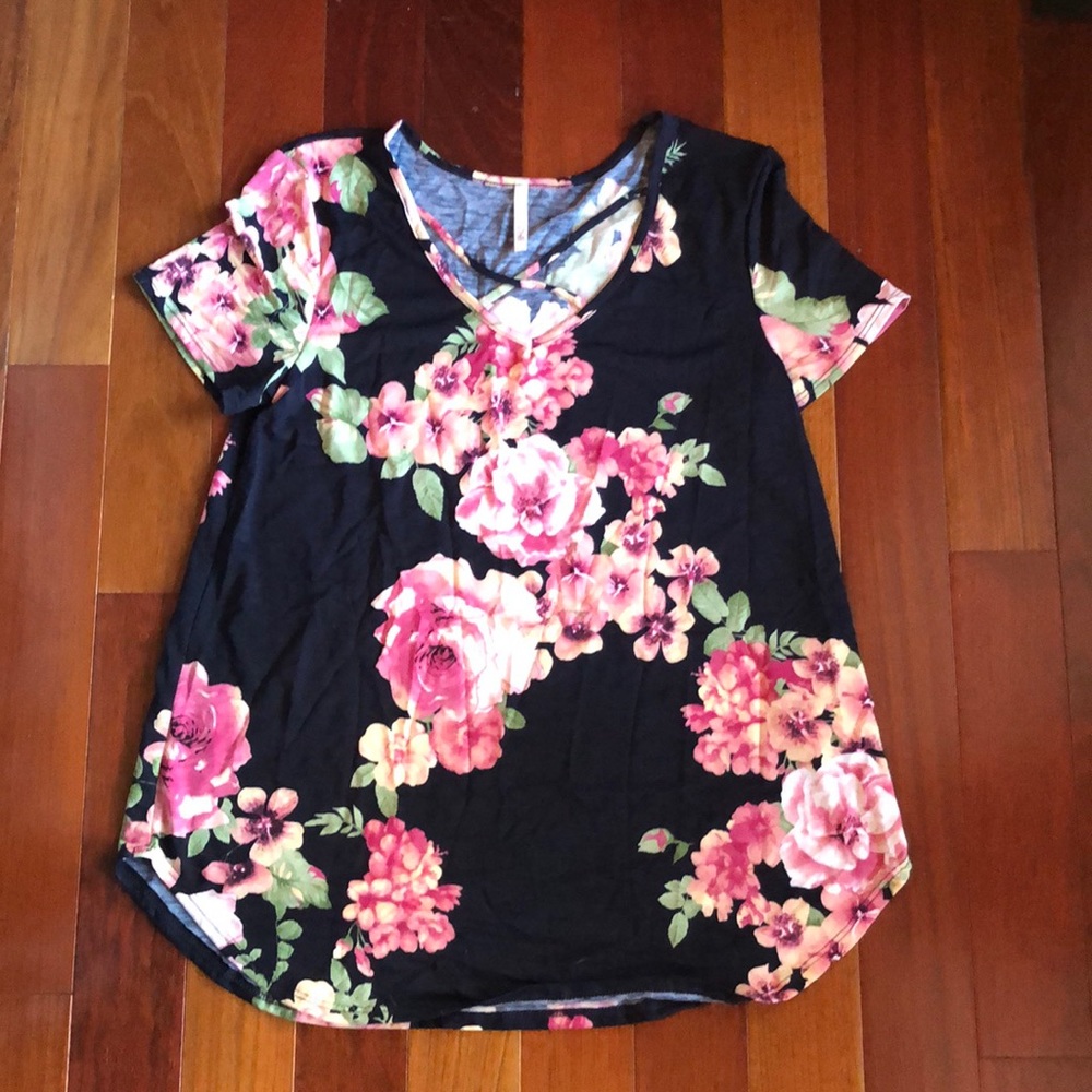 Cute floral top!